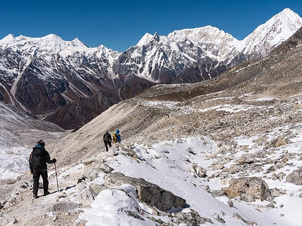 How to Choose the Right Guide and Porter for the Manaslu Trek