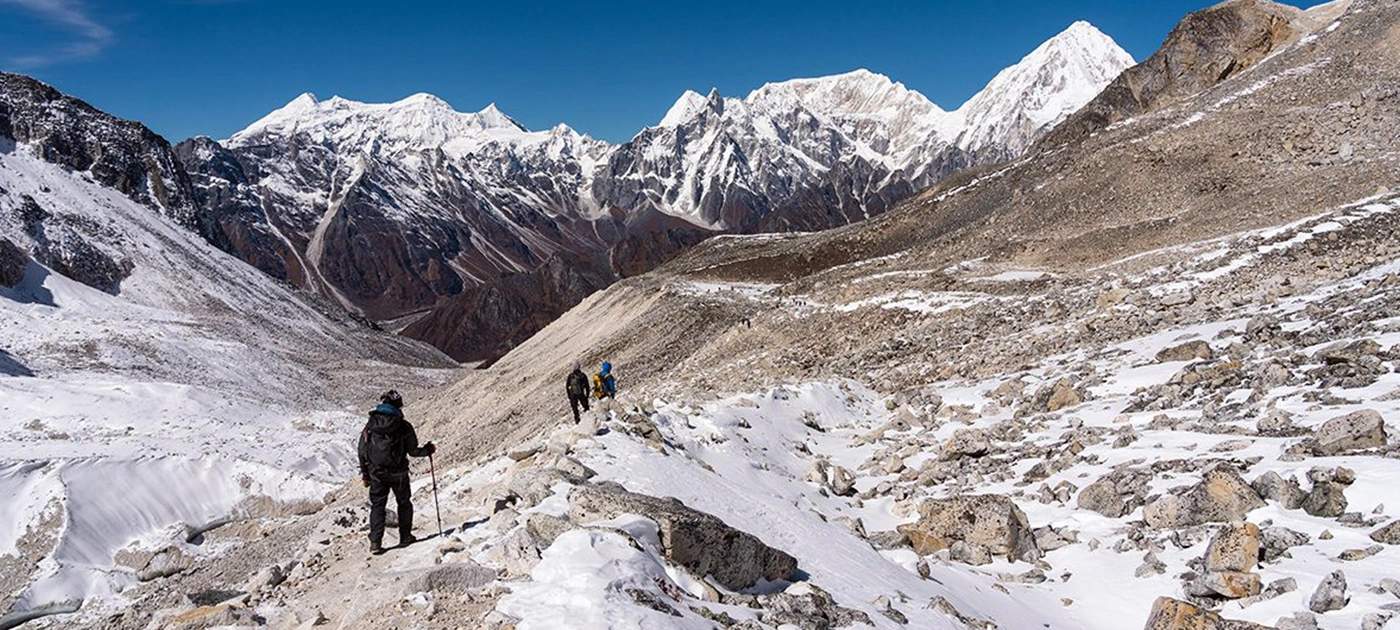 How to Choose the Right Guide and Porter for the Manaslu Trek